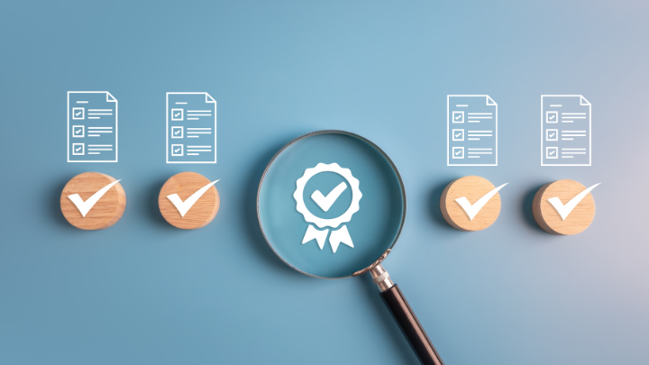 Visuel illustrant la mission de présentation avec une loupe sur un badge qualité et des check-lists validées.